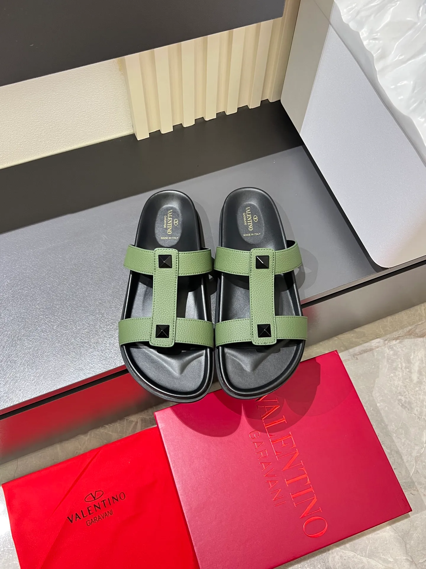 Men's shoes 💰p300 VALENTINO Men's 🧍‍♂️ Spring and summer new style metal logo flat slippers, elegant sandals, the same style worn by celebrities, original molding, imported calfskin. Rubber outsole. Soft and durable, full set of counter packaging size: 39-44 (.45.46 customized)